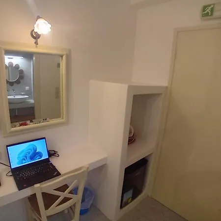 ゲストハウス Nikolas Village イオス島 チョーラ